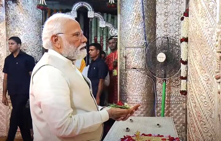 त्यापूर्वी त्यांनी पुण्यातील दगडूशेठ मंदिरात हजेरी लावली.