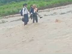 हल्द्वानी की सूखी नदी का जलस्तर बढ़ा, पार करने के लिए किनारे पर घंटों फंसे रहे स्कूली बच्चे