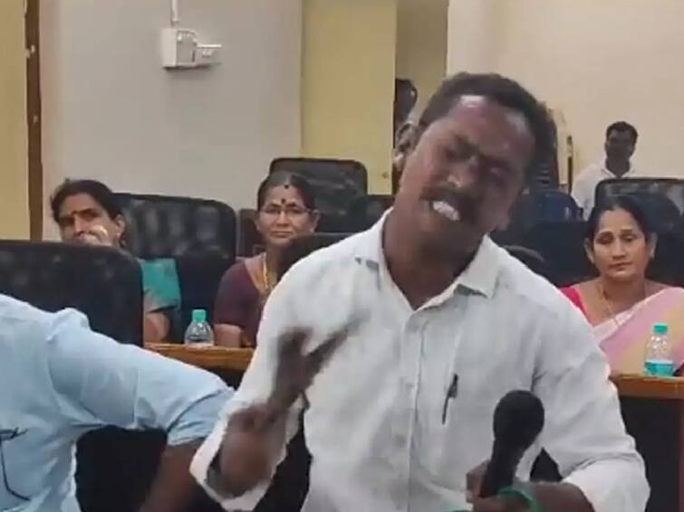 Andhra Pradesh councilor hits self slippers failing to meet poll promises Andhra Pradesh: வாக்குறுதிகளை நிறைவேற்ற முடியவில்லை: தன்னைத்தானே செருப்பால் அடித்துக்கொண்ட கவுன்சிலர்!