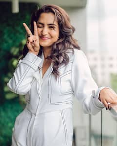 క్యూట్ స్మైల్ తో ఆకట్టుకుంటోన్న ‘సామజవరగమన’ బ్యూటీ రెబా మోనికా జాన్