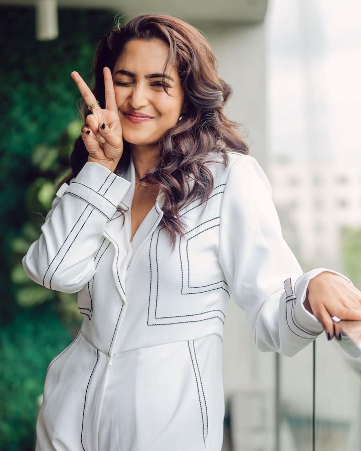 2016 లో ‘జాకోబింటే స్వర్గరాజ్యం’ అనే మలయాళం సినిమాతో ఇండస్ట్రీలో అడుగుపెట్టింది.