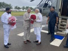 PM Modi Pune Visit: पुणे पहुंचे PM मोदी, एयरपोर्ट पर सीएम एकनाथ शिंदे, देवेंद्र फडणवीस और अजित पवार ने किया स्वागत