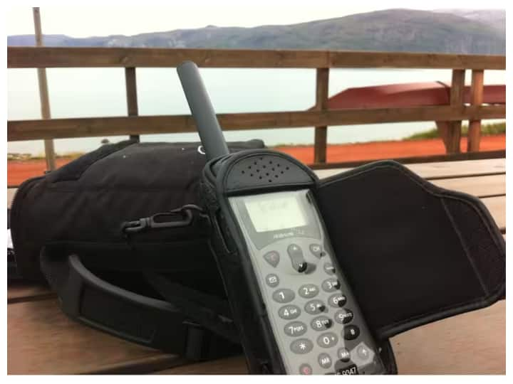 Basic Phone And Satellite Phone Difference Know Why satellite Phone is Special and why is it So Expensive दिखने में तो बेसिक फोन जैसा होता है, फिर इतना महंगा क्यों होता है सैटेलाइट फोन?