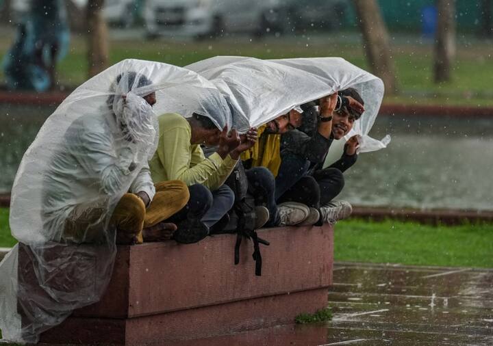 उत्तर प्रदेश में  भी अगले चारों दिन बारिश होने के आसार हैं. हरियाणा और पश्चिमी उत्तर प्रदेश में बुधवार से शुक्रवार तक बारिश की संभावना जताई गई है.
