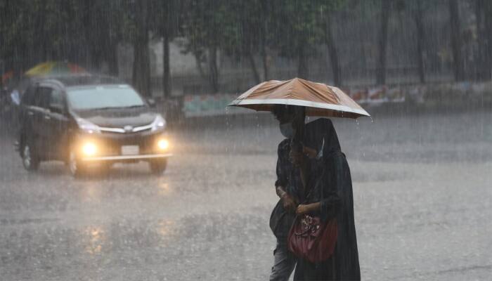 maharashtra rain update imd predicts heavy rain in next four days low pressure belt bay of bengal marathi news Maharashtra Rain : पुढील चार-पाच दिवसांत राज्यात मुसळधार पावसाची शक्यता; बंगालच्या उपसागरात तीव्र कमी दाबाचे क्षेत्र 