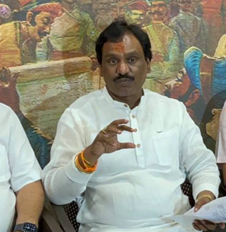 Maharashtra Politics: संभाजी भिड़े को बढ़ावा दे रही बीजेपी और महाराष्ट्र सरकार? उद्धव ठाकरे गुट ने साधा निशाना Uddhav Thackeray faction surrounded BJP and Maharashtra government to promote Sambhaji Bhide Maharashtra Politics: संभाजी भिड़े को बढ़ावा दे रही बीजेपी और महाराष्ट्र सरकार? उद्धव ठाकरे गुट ने साधा निशाना