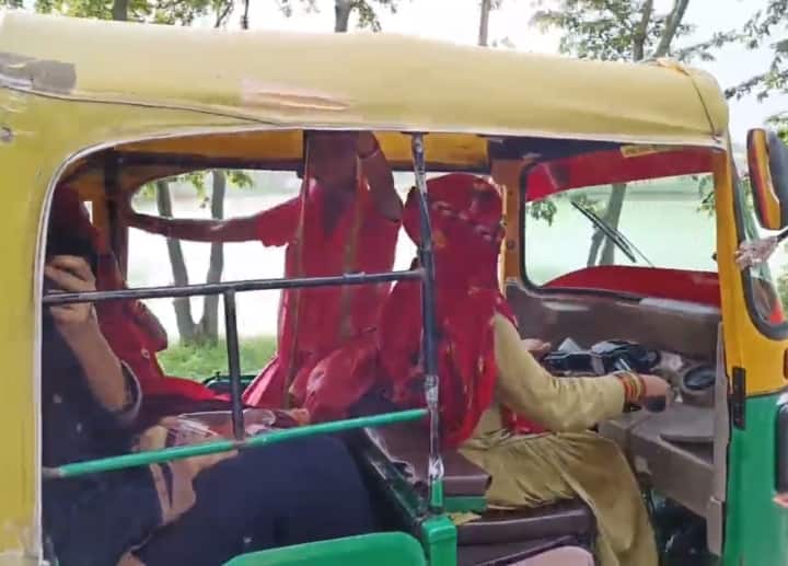 Kashipur Lady Auto Driver: उत्तराखंड के काशीपुर की महिला बुलंद हौसले की मिसाल बन गई है. पति से तलाक मिलने के बाद महिला ऑटो चलाकर तीन बच्चों और छोटी बहन की परवरिश कर रही है.