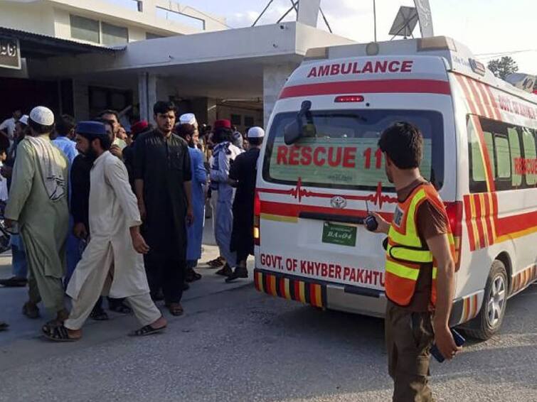 Death toll in Pakistan suicide bombings rises to 54 Pakistan Suicide Blast: பாகிஸ்தானை உலுக்கிய ஐ.எஸ்.ஐ.எஸ். தற்கொலை படை தாக்குதல்.. உயிரிழந்தவர்களின் எண்ணிக்கை 54 ஆக உயர்வு..