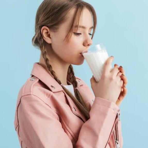 ਦੁੱਧ ਨੂੰ ਚੰਗੀ ਤਰ੍ਹਾਂ ਉਬਾਲੋ-ਮਾਹਿਰਾਂ ਅਨੁਸਾਰ ਦੁੱਧ ਦੀ ਸਹੀ ਕਿਸਮ ਲਈ ਇਸ ਨੂੰ ਸਹੀ ਤਰ੍ਹਾਂ ਉਬਾਲਣਾ ਵੀ ਜ਼ਰੂਰੀ ਹੈ। ਜੇਕਰ ਸਰੀਰ 'ਚ ਜ਼ਿਆਦਾ ਥਕਾਵਟ ਜਾਂ ਕਮਜ਼ੋਰੀ ਹੈ ਤਾਂ ਦੁੱਧ 'ਚ ਜ਼ਿਆਦਾ ਮਾਤਰਾ 'ਚ ਪਾਣੀ ਮਿਲਾ ਕੇ ਉਬਾਲਣਾ ਚਾਹੀਦਾ ਹੈ। ਇਸ ਲਈ ਦੁੱਧ ਦੀ ਮਾਤਰਾ ਵਿੱਚ 1/4 ਮਾਤਰਾ ਵਿੱਚ ਪਾਣੀ ਮਿਲਾਓ। ਦੁੱਧ ਨੂੰ ਮੱਧਮ ਅੱਗ 'ਤੇ ਉਬਾਲੋ।