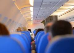 Aeroplane Seat: विमानात 'ही' सीट चुकूनही नका निवडू; पायलटने सांगितलं कारण