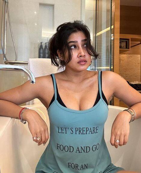 ਉਸ ਦੀ ਹਰ ਫੋਟੋ ਅਤੇ ਵੀਡੀਓ ਇੰਸਟਾਗ੍ਰਾਮ 'ਤੇ ਸ਼ੇਅਰ ਹੁੰਦੇ ਹੀ ਪ੍ਰਸ਼ੰਸਕਾਂ 'ਚ ਤਬਾਹੀ ਮਚਾ ਦਿੰਦੀ  ਹੈ।