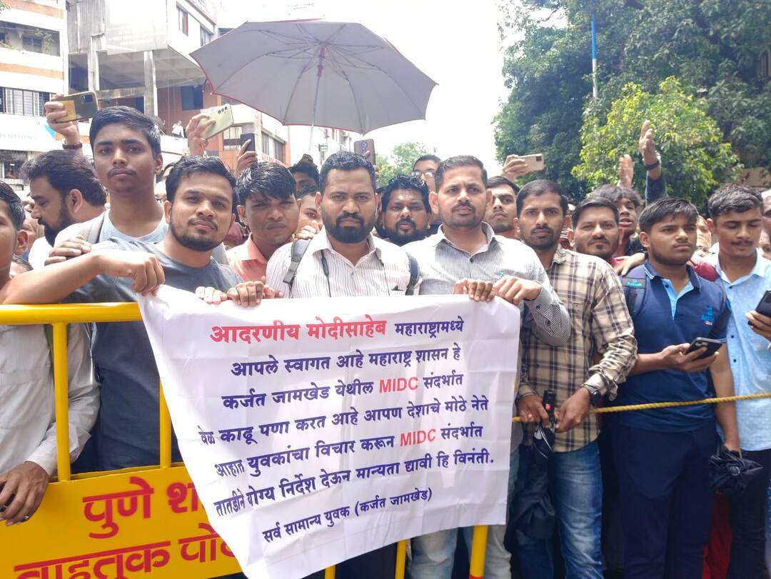 PM Narendra Modi Pune Visit : मोदींच्या पुणे दौऱ्यात कर्जत जामखेड MIDC मंजुरीचे फलक; मंजुरीसाठी तरुण रस्त्यावर PM Narendra Modi Pune Visit youth demanding karjat jamkhed MIDC hold demands banner Pune Maharashtra PM Narendra Modi Pune Visit : मोदींच्या पुणे दौऱ्यात कर्जत जामखेड MIDC मंजुरीचे फलक; मंजुरीसाठी तरुण रस्त्यावर