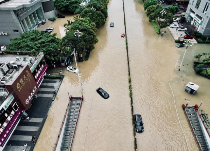 Due to Heavy Rain In China 20 Killed 19 Missing  Relief and rescue operations underway China Floods: चीन में भारी बरसात ने मचाई तबाही, 20 की मौत, 19 लोग लापता, सेना कर रही बाढ़ में फंसे लोगों की मदद