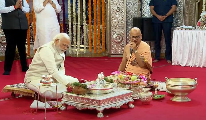 पुण्यात येणारा प्रत्येक व्यक्ती दगडूशेठ गणपती चरणी लीन होते. तसेच देशाचे पंतप्रधानही लीन झाले आहेत.