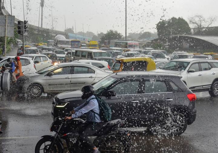 Weather Update: देश के कई राज्यों में अगले 2 दिन जमकर बारिश होने की आशंका है. भारतीय मौसम विभाग ने उत्तर प्रदेश और उत्तराखंड के कुछ हिस्सों में गरज के साथ बारिश होने का अलर्ट जारी किया है.