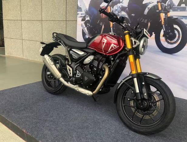 ਬਜਾਜ ਅਤੇ ਟ੍ਰਾਇੰਫ ਦੀ ਸਾਂਝੇਦਾਰੀ ਵਾਲੀ ਬਾਈਕ Triumph Speed400 ਨੂੰ ਇਸ ਮਹੀਨੇ ਚੌਥੇ ਨੰਬਰ 'ਤੇ ਲਾਂਚ ਕੀਤਾ ਗਿਆ ਹੈ। ਇਸ ਦੀ ਸ਼ੁਰੂਆਤੀ ਕੀਮਤ 2.33 ਲੱਖ ਰੁਪਏ ਹੈ। ਇਸ ਦਾ ਮੁਕਾਬਲਾ ਹਾਰਲੇ ਦੇ X440 ਨਾਲ ਹੋਵੇਗਾ।