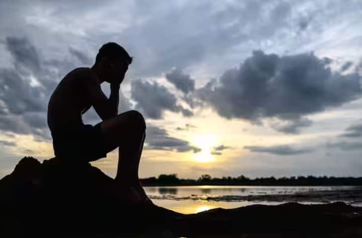 जुन्या गोष्टी विसरण्यासाठी स्वत:ला नेहमी व्यस्त ठेवणं गरजेचं आहे. तुम्ही कधीही रिकामं राहू नका. काही ना काही कामात स्वतःला व्यस्त ठेवा.