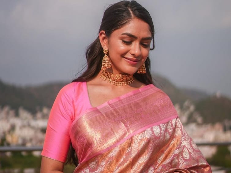 Mrunal Thakur Celebrate Her Birth Day on The Sets of Her New Movie Mrunal Thakur: టాలీవుడ్ నాకు మరో కుటుంబంలా మారిపోయింది - బర్త్ డే వేడుకల్లో మృణాల్ ఠాకూర్