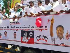 கரூர் மாநகர் முழுவதும் ஒரு சேர பறக்கும் அதிமுக, அமமுக கொடிகள்