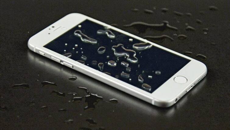 If the mobile gets wet in the rain, don't even do it by mistake, there will be nothing but regret Smartphone: ਮੀਂਹ 'ਚ ਮੋਬਾਈਲ ਗਿੱਲਾ ਹੋ ਜਾਵੇ ਤਾਂ ਗਲਤੀ ਨਾਲ ਵੀ ਨਾ ਕਰੋ ਇਹ ਕੰਮ, ਪਛਤਾਵੇ ਤੋਂ ਇਲਾਵਾ ਕੁਝ ਨਹੀਂ ਬਚੇਗਾ