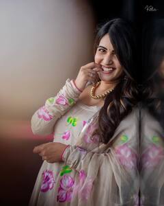 Sravanthi Chokarapu: అప్పుడే విరిసిన మల్లె పువ్వులా మెరిసిపోతున్న స్రవంతి చొక్కారపు