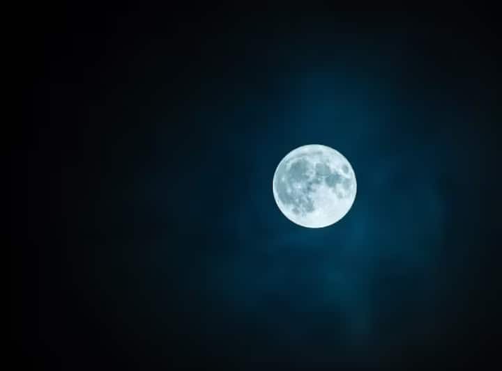 प्रकाश प्रदूषणामुळे रात्रीच्या आकाशाची चमक दरवर्षी 10% वेगाने ढासळत आहे.