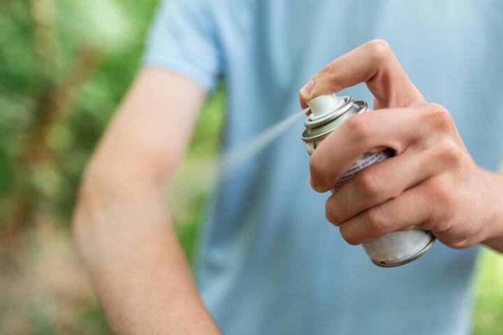 पावसाळ्यात प्रवास करणार असाल तर हवामानाची योग्य ती माहिती आपण ठेवली पाहिजे. त्यानुसार जी औषधे किंवा आपल्या प्रकृतीला आवश्यक आहेत अशा गोष्टी सोबत बाळगल्या पाहिजेत. उदा.डास, माश्या आणि किडे दूर ठेवण्यासाठीची  क्रीम किंवा लोशन.