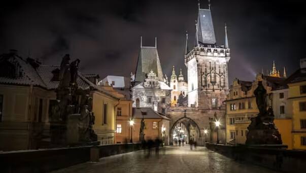 ਚੈੱਕ ਗਣਰਾਜ - ਚੈੱਕ ਗਣਰਾਜ ਦੀ ਸੁਪਰੀਮ ਕੋਰਟ ਬਰਨੋ ਵਿੱਚ ਹੈ, ਜਿੱਥੇ ਵਿਦਿਆਰਥੀਆਂ ਅਤੇ ਲੋਕਾਂ ਨਾਲ ਭਰੇ ਬਹੁਤ ਸਾਰੇ ਪ੍ਰਸਿੱਧ ਕੈਫੇ ਹਨ। ਜੇਕਰ ਤੁਸੀਂ ਚੈੱਕ ਗਣਰਾਜ ਦੇ ਇਤਿਹਾਸ ਅਤੇ ਸੱਭਿਆਚਾਰ ਬਾਰੇ ਜਾਣਨਾ ਚਾਹੁੰਦੇ ਹੋ, ਤਾਂ ਇੱਕ ਵਾਰ ਪ੍ਰਾਗ ਜ਼ਰੂਰ ਜਾਓ।