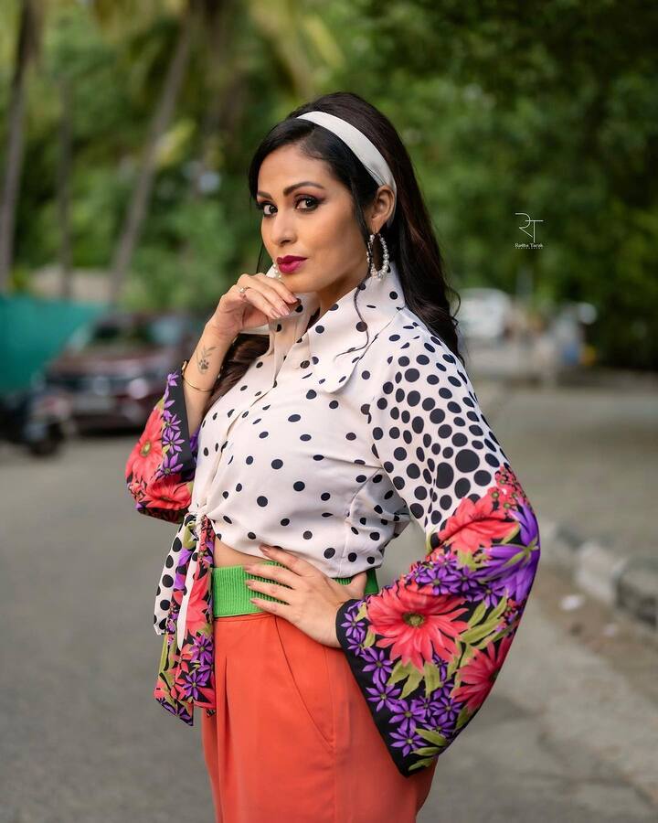 సదా డ్యాన్స్ షోలో జడ్జిగా పాల్గొంటోంది. ఈ సందర్భంగా ఆమె పాత కాలం నాటి హీరోయిన్ లా రెడీ అయింది.