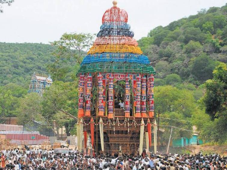 A large number of people took part in the procession of Alaghar temple and had darshan of Sami by pulling the chariot. Alagar Temple Chariot: கோலாகலமாக கொண்டாடப்படும் அழகர் கோயில் தேர்திருவிழா: பக்தி பரவசத்தில் மக்கள்..