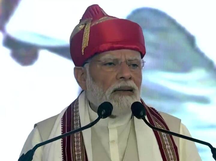 एनसीपी चीफ ने कहा कि इस पुरस्कार से इंदिरा गांधी, खान अब्दुल गफ्फार खान, बाला साहब देवरस, शंकर दयाल शर्मा, अटल बिहारी वाजपेयी, डॉ. मनमोहन सिंह सहित कई महानुभावों को नवाजा गया है. इन महानुभावों की सूची में आज नरेंद्र मोदी का नाम भी शामिल हुआ. आज हम सभी की ओर से उन्हें यहां दिए गए पुरस्कार के लिए ईमानदारी से बधाई देते हैं. इससे पहले समारोह में अपने संबोधन में शरद पवार ने पीएम मोदी पर निशाना साधते हुए कहा कि शिवाजी महाराज ने कभी किसी की जमीन नहीं छीनी.