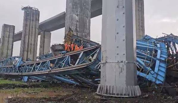 लाचं काम सुरु इसताना गर्डर मशिन कोसळली आहे. यामध्ये आत्तापर्यंत 17 जणांचा मृत्यू झाला आहे.