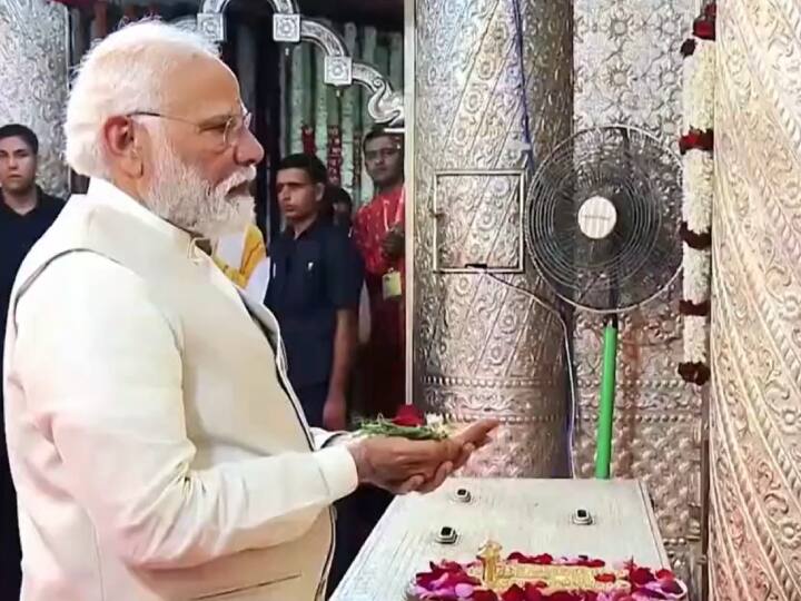 प्रधानमंत्री नरेंद्र मोदी ने पुणे के श्रीमंत दगडूशेठ हलवाई मंदिर में पूजा-अर्चना की.