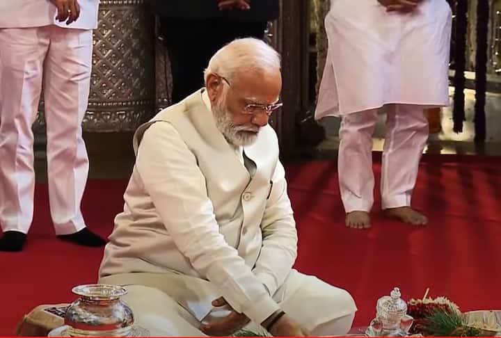 मोदींच्या हस्ते  दगडूशेठ गणपतीला अभिषेक आणि महाआरती करण्यात आली.
