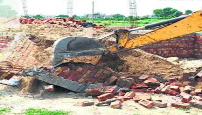 GLADA demolished three illegal colonies in Meharban and Kaka village on Monday in Ludhiana Ludhiana News: ਅਣ-ਅਧਿਕਾਰਤ ਕਲੋਨੀਆਂ ਦੀ ਖੈਰ ਨਹੀਂ, ਤਿੰਨ ਕਲੋਨੀਆਂ ਕੀਤੀਆਂ ਤਬਾਹ