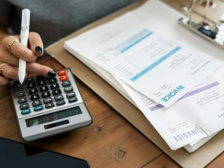 পাশাপাশি গত আর্থিক বছরে উল্লেখযোগ্যভাবে বেড়েছে প্রথমবার রিটার্ন দাখিলকারীদের সংখ্যাও। আয়কর দফতরের তথ্য জানাচ্ছে, ৫৩. ৬৭ লক্ষ নতুন আয়করদাতা সদ্য শেষ হওয়া আর্থিক বছরের জন্য রিটার্ন ফাইল করেছেন।