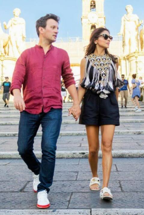 தமிழ், தெலுங்கு, மலையாளம் , கன்னடம், ஹிந்தி போன்ற பல மொழி படங்களில் நடித்து பிரபலமானவர் நடிகை ஸ்ரேயா சரண்.