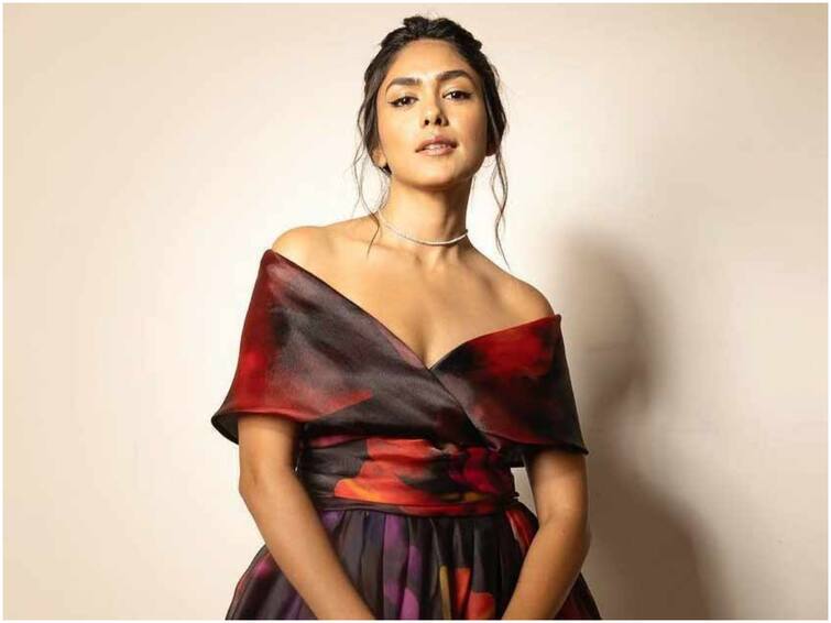 mrunal thakur filmography is filled with cute as well as bold characters Mrunal Thakur: బోల్డ్ లుక్స్‌కు నో చెప్పని మృణాల్! తన కెరీర్‌లో చేసిన సెన్సేషనల్ పాత్రలు ఇవే!