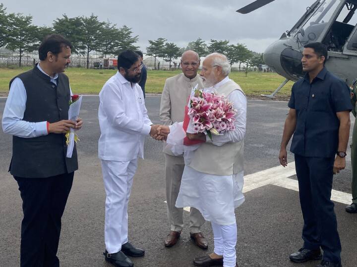 महाराष्ट्र के मुख्यमंत्री एकनाथ शिंदे, उपमुख्यमंत्री देवेन्द्र फड़णवीस और अजित पवार ने उनका स्वागत किया.