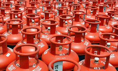 ऑगस्टच्या पहिल्याच दिवशी आनंदाची बातमी आहे, कारण ऑगस्ट महिन्याच्या सुरुवातीलाच व्यावसायिक एलपीजी सिलेंडरच्या दरात बदल झाले आहेत. व्यावसायिक LPG सिलेंडर 100 रुपयांनी स्वस्त झाला आहे.