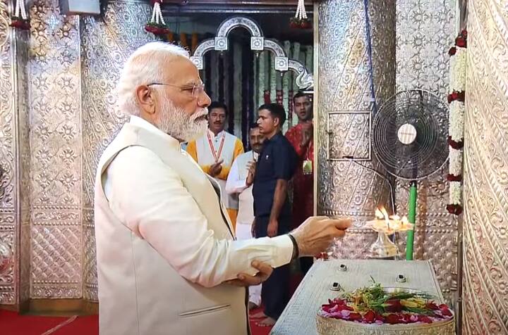 य़ावेळी दगडूशेठ मंदिराला आकर्षक सजावट करण्यात आली आहे.