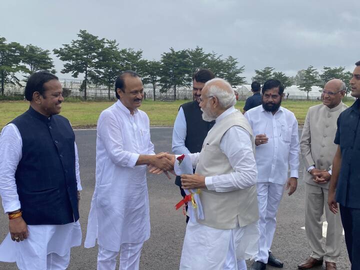 एनसीपी प्रमुख शरद पवार और उनके भतीजे अजित पवार मंगलवार को पुणे में लोकमान्य तिलक राष्ट्रीय पुरस्कार समारोह के दौरान प्रधान मंत्री नरेंद्र मोदी के साथ मंच साझा करेंगे.