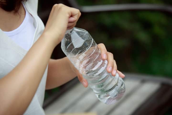 What Is Water Toxicity Know how it can be dangerous for you ann Water Toxicity: अगर आप भी पीते हैं गटागट पानी तो हो जाएं सावधान, डॉक्टर ने किया अलर्ट