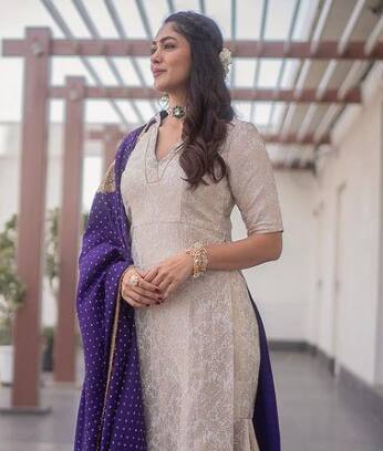 சின்னத்திரையின் மூலம் அறிமுகமாகி பின் வெள்ளித்திரையில் கலக்கி வரும் நடிகை மிருணாள் தாக்கூர்.