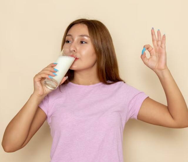 ਦੁੱਧ ਨੂੰ ਉਬਾਲੇ ਬਿਨਾਂ ਨਾ ਪੀਓ-ਕੁਝ ਲੋਕ ਕੱਚਾ ਦੁੱਧ ਪੀਣਾ ਪਸੰਦ ਕਰਦੇ ਹਨ ਪਰ ਇਹ ਸਿਹਤ ਲਈ ਹਾਨੀਕਾਰਕ ਵੀ ਹੋ ਸਕਦਾ ਹੈ। ਦਰਅਸਲ, ਕੱਚੇ ਦੁੱਧ ਵਿੱਚ ਕੁਦਰਤੀ ਤੌਰ 'ਤੇ ਬੈਕਟੀਰੀਆ ਹੁੰਦੇ ਹਨ, ਜੋ ਪਾਚਨ ਵਿੱਚ ਦਿੱਕਤ ਕਰ ਸਕਦੇ ਹਨ। ਇਸ ਲਈ ਦੁੱਧ ਨੂੰ ਉਬਾਲਣ ਦੀ ਸਲਾਹ ਦਿੱਤੀ ਜਾਂਦੀ ਹੈ ਤਾਂ ਜੋ ਹਾਨੀਕਾਰਕ ਬੈਕਟੀਰੀਆ ਨਸ਼ਟ ਹੋ ਸਕਣ ਤੇ ਸਰੀਰ ਨੂੰ ਪੂਰਾ ਪੋਸ਼ਣ ਮਿਲ ਸਕੇ।