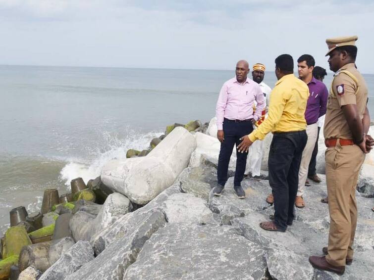 Villupuram District Collector made a surprise inspection of the construction of sea erosion barrier and fishing landing marakkanam TNN விழுப்புரம்: கடல் அரிப்பு தடுப்புச்சுவர் அமைக்கும் பணி - ஆய்வு செய்த ஆட்சியர்