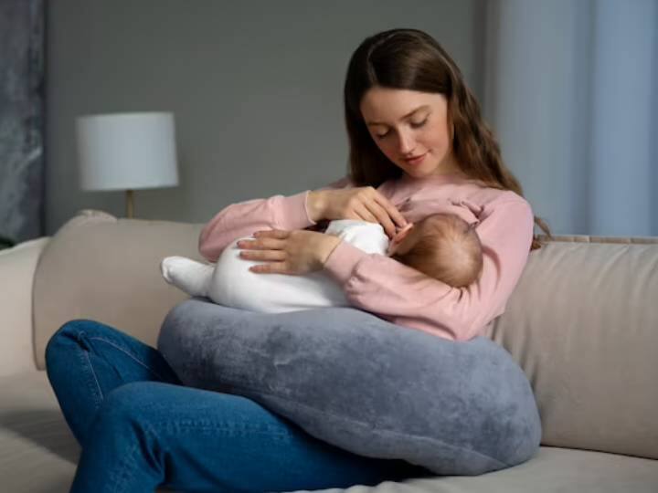 World Breastfeeding Week 2023: क्यों जन्म के 6 महीने तक बच्चे को सिर्फ ब्रेस्टफीडिंग कराना चाहिए, जानें