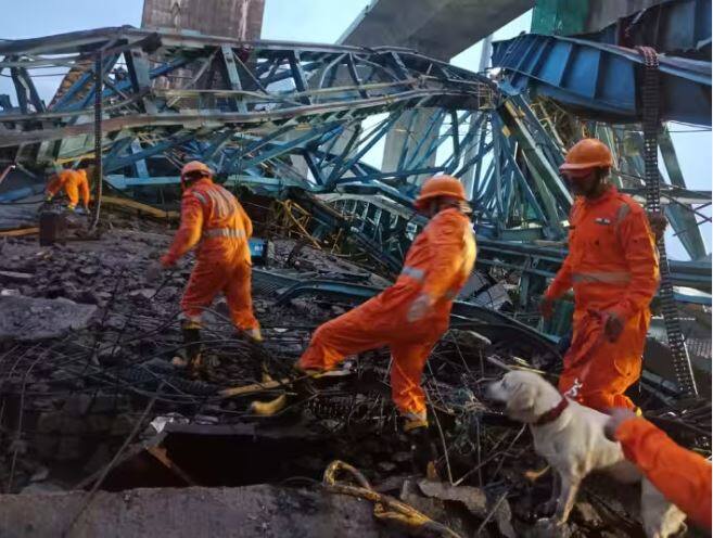 15 dead after girder launcher used for bridge construction collapses in Thane ਮਹਾਰਾਸ਼ਟਰ ਦੇ ਠਾਣੇ 'ਚ ਵੱਡਾ ਹਾਦਸਾ, ਪੁੱਲ ਦੇ ਨਿਰਮਾਣ ਦੌਰਾਨ ਗਾਰਡਰ ਲਾਂਚਿੰਗ ਮਸ਼ੀਨ ਡਿੱਗਣ ਕਾਰਨ 15 ਲੋਕਾਂ ਦੀ ਮੌਤ