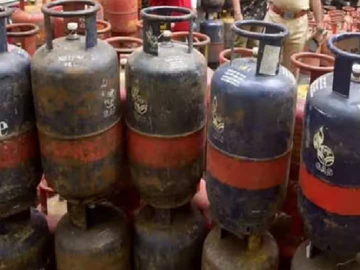 LPG commercial cylinders price reduced by Rs 100 know latest price in Delhi o1 august 2023 LPG Price In Delhi: 100 रुपए सस्ता हुआ कमर्शियल LPG सिलेंडर, जानें दिल्ली में अब कितनी होगी कीमत?