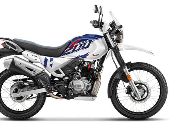 इस लिस्ट में पहला नाम हीरो एक्सपल्स 200 4वी स्पोर्ट्स बाइक का है, इसका 220mm का ग्राउंड इसकी ऑफ रोडिंग कैपेसिटी को बढ़ने का काम करता है. इस बाइक को 1.44 लाख रुपये एक्स-शोरूम की शुरुआती कीमत पर खरीदा जा सकता है.